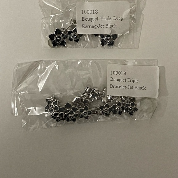 Bouquet Triple Drop Earring Jet Black Flower - Picture 5 of 7